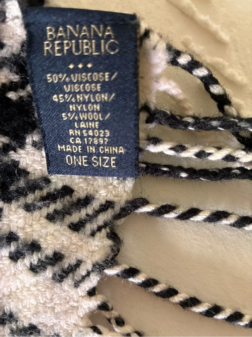 Banana Republic Black and Cream Houndstooth Fringe Scarf